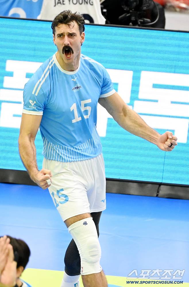 28일 수원체육관에서 열린 V리그 남자부 한국전력과 대한항공의 경기. 대한항공 러셀이 한국전력 베논의 공격을 막아낸 후 환호하고 있다. 수원=허상욱 기자wook@sportschosun.com/2025.11.28/