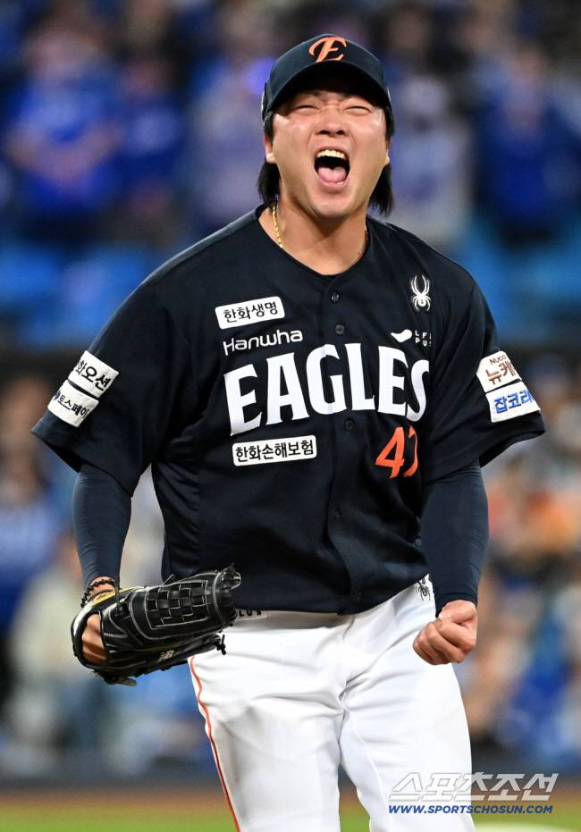 21일 대구 삼성라이온즈파크에서 열린 한화와 삼성의 플레이오프 3차전, 5회말 2사 1루 김범수가 디아즈를 내야땅볼로 처리한 후 환호하고 있다. 대구=허상욱 기자wook@sportschosun.com/2025.10.21/