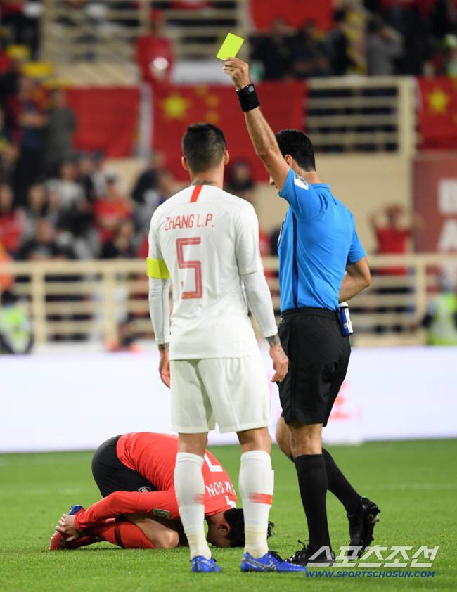 한국과 중국의 2019 AFC 아시안컵 C조 조별리그 3차전이 16일(현지시간) 아랍에미리트 아부다비 알 나얀 스타디움에서 열렸다. 손흥민에게 파울을 범한 장린펑이 경고를 받고 있다. 아부다비(아랍에미리트)=허상욱 기자 wook@sportschosun.com/2019.01.16/