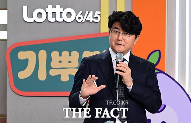 홍덕기 동행복권 대표가 29일 오후 서울 마포구 성암 MBC 경영센터에서 열린 대국민 로또 6/45 추첨 생방송을 앞두고 열린 기자간담회에 참석해 복권시스템과 관련해 발언하고 있다. /임영무 기자