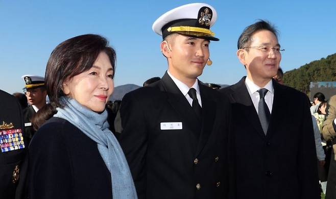 28일 오후 경남 창원시 진해구 해군사관학교 연병장에서 열린 제139기 해군·해병대 사관후보생 수료 및 임관식에서 이재용 삼성전자 회장과 홍라희 리움미술관 명예관장이 이지호 신임 소위와 기념 촬영하고 있다. 연합뉴스