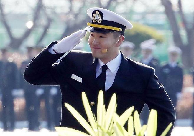 이지호 신임 소위가 28일 경남 창원시 진해구 해군사관학교에서 열린 '제139기 해군사관후보생 임관식'에 참석, 거수경례하고 있다. 연합뉴스
