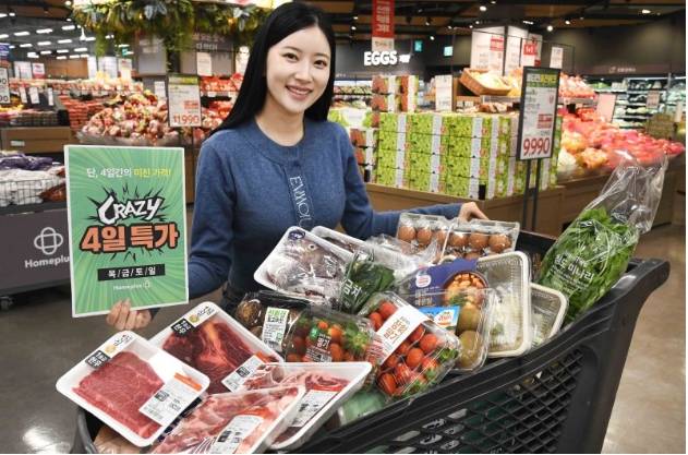 대형마트 휴무일? 이마트·롯데마트·홈플러스·코스트코 ‘창고 대방출 할인’ = 이마트·롯데마트·홈플러스·코스트코 등 대형마트가 이번 주는 각사별 특색있는 할인행사에 돌입한다. 특히, 연말 특수 한 달여를 남기고 유통 채널간 할인 경쟁도 치열해지고 있다. 이마트는 창립 32주년 ‘고래잇페스타’를, 롯데마트도 '연말 클리어런스 대전'을, 홈플러스는 'CRAZY 4일 특가'와 '탕!탕!탕! 페스타' 행사를 막판 가성비 수요 공략에 마지막 승부수를 띄우고 있다. ©사진=홈플러스: 대형마트 휴무일? 이마트·롯데마트·홈플러스‧코스트코 등 마트 휴일, 쉬는날