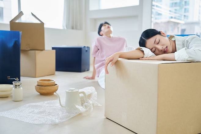 숨겨진 벽지 조각을 찾아 ‘덧대어 자르기’ 등 간단한 기술을 활용하면 찢어짐이나 못 구멍을 저렴한 비용으로 감쪽같이 원상 복구할 수 있다. 사진=게티이미지뱅크.