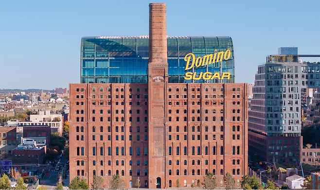 뉴욕 브루클린의 랜드마크인 ‘더 리파이너리 앳 도미노(The Refinery at Domino)’. 1884년 지어진 설탕 공장을 리노베이션해서 2023년 고급 오피스 빌딩으로 탈바꿈했다. 더 리파이너리 앳 도미노 공식 홈페이지