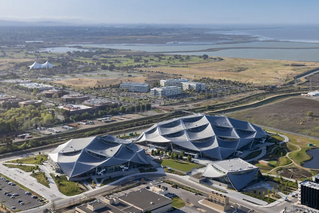 구글이 나사 부지를 장기 임대해서 건설한 ‘베이 뷰 캠퍼스’ 모습. 4000명이 근무할 수 있는 공간이다. 구글 제공
