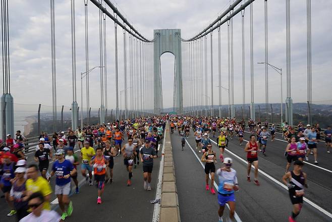 2023 뉴욕마라톤에서 참가자들이 달리는 모습. 뉴욕=AP 뉴시스