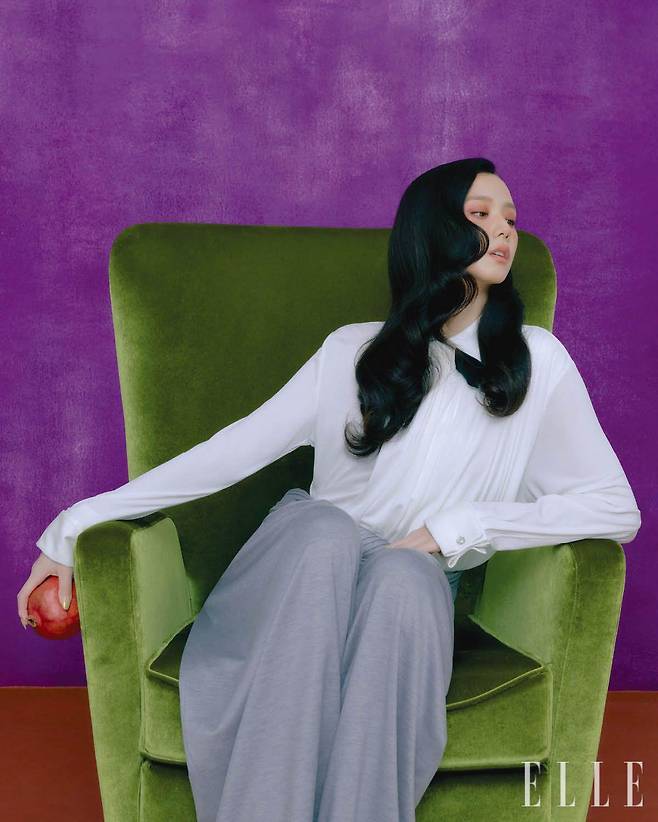 지수가 입은 새틴 보 디테일의 드레이프 톱과 팬츠는 모두 Dior.