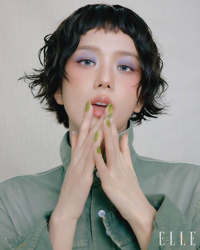 지수가 입은 코튼 데님 블라우스는 Dior.