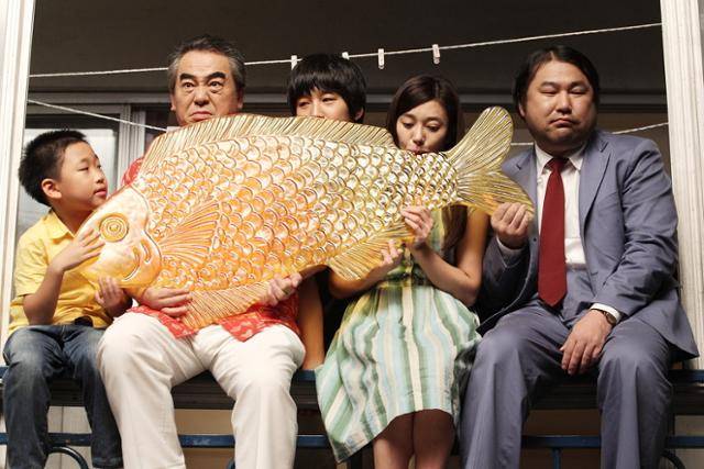 배우 이문수(왼쪽 두 번째)가 2010년 출연한 영화 '헬로 고스트'의 한 장면. 영화 '헬로 고스트' 장면 갈무리