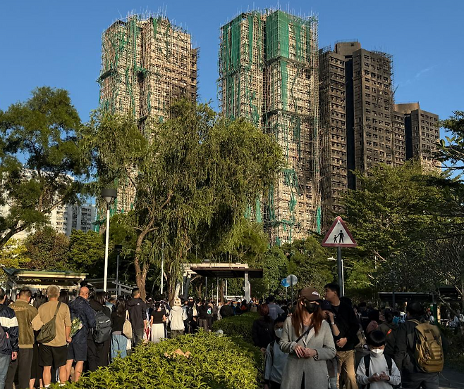 공식 애도기간이 선포된 첫날인 29일, 홍콩 타이포구 고층 아파트 단지 '웡 푹 코트' 인근 조문소에 시민들이 희생자를 추모하기 위해 줄을 서 있다. 홍콩=허유정 기자