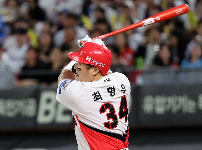 <yonhap photo-8217="">(광주=연합뉴스) 조남수 기자 = 15일 광주기아챔피언스필드에서 열린 프로야구 롯데 자이언츠와 KIA 타이거즈의 경기. KIA 최형우가 3회말 무사 만루에서 내야안타를 역전 타점을 올리고 있다. 2025.5.15 iso64@yna.co.kr/2025-05-15 19:58:49/ <저작권자 ⓒ 1980-2025 ㈜연합뉴스. 무단 전재 재배포 금지, AI 학습 및 활용 금지></yonhap>