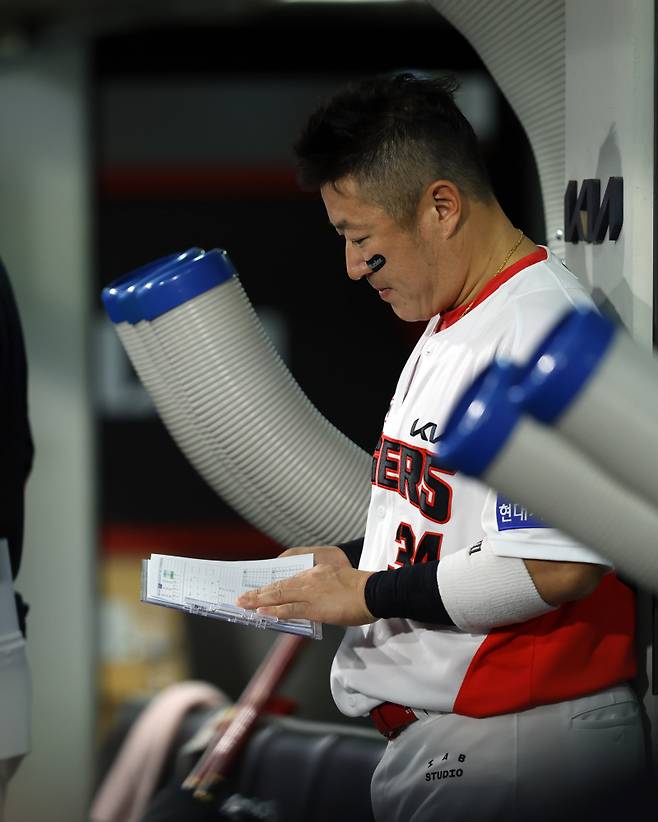 경기 중 더그아웃에서 데이터를 확인하는 최형우. 사진=KIA 제공&nbsp;