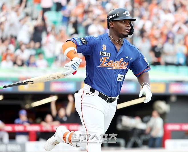 2024 KBO리그 프로야구 SSG랜더스와 한화이글스의 경기가 18일 오후 인천SSG랜더스필드에서 열렸다. 3회초 무사 페라자가 우월 솔로홈런을 치고 배트를 던지며 달려나가고 있다. 인천=김민규 기자 mgkim1@edaily.co.kr /2024.08.18/