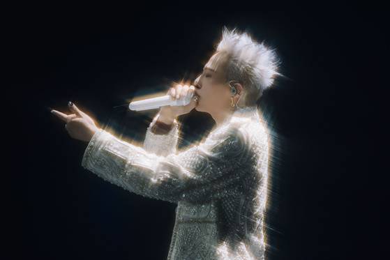 가수 지드래곤(GD)이 지난 3월 경기도 고양에서 열린 ‘2025 월드투어’ 콘서트 공연을 펼치고 있다. 뉴스1