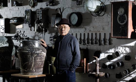 신상호 작가의 스튜디오에선 유럽에서 수집한 녹슨 산업 기기들과 직접 빚은 분청 항아리의 조화가 자연스럽다. 김정훈 기자