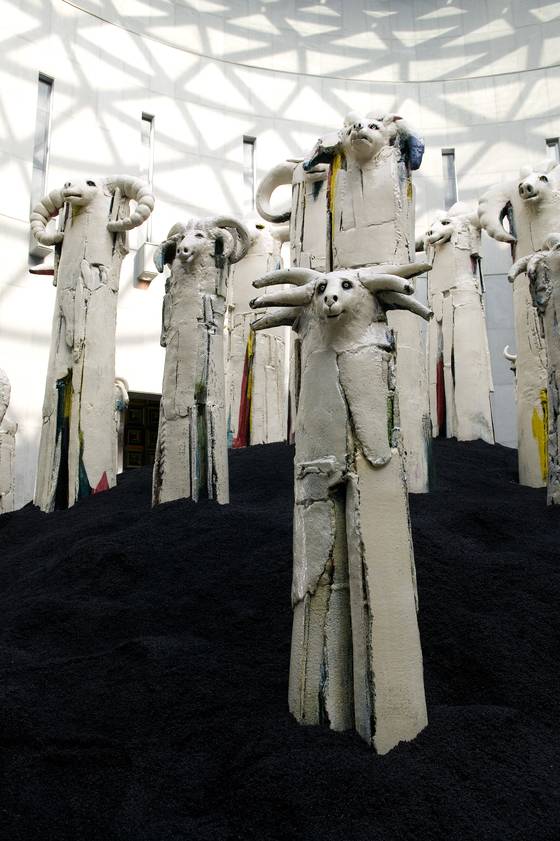 2000년부터 2002년까지 작업한 ‘아프리카의 꿈-토템’ 시리즈. [사진 국립현대미술관 과천]