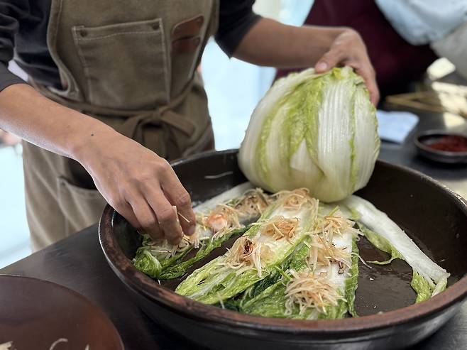 반지는 살살 버무린 소를 절인 배추에 ‘수를 놓듯이’ 곱게 넣는다. 오숙자 명인의 딸인 전수자 윤다슬씨가 시연 중이다.