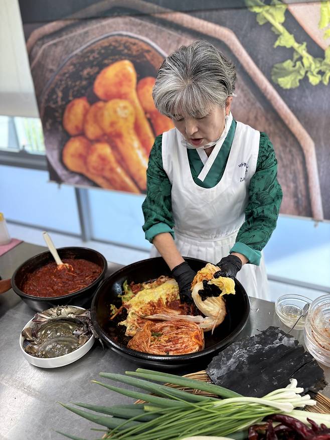 박기순 명인이 꽃게살이 들어간 소로 김치를 버무리고 있다. 완성 2주 후에 가장 맛있다고 한다.