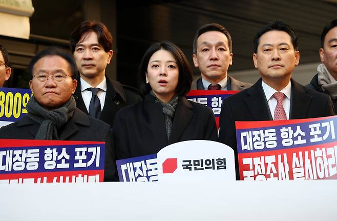 국민의힘 배현진 의원이 지난 19일 남욱 변호사가 추징보전 해제를 요구한 서울 강남구‘청담동 건물’을 찾아 발언하고 있다. 연합뉴스