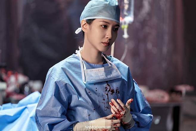 A scene from "Hyper Knife" starring Park Eun-bin as Se-ok, a former medical student who saves people's lives during the day and murders by night [NAMU ACTORS]