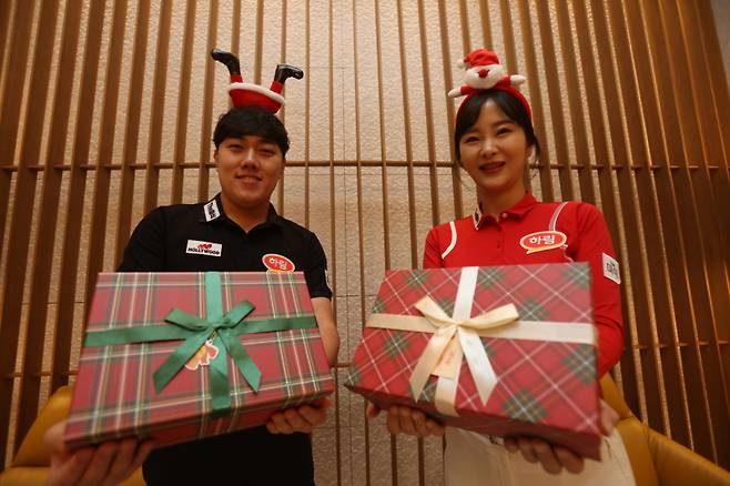 하림 PBA-LPBA 챔피언십 포토콜 행사에서 김준태(왼쪽)와 김상아가 포즈를 취했다. PBA 제공