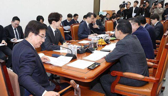 28일 서울 여의도 국회 기획재정위원회에서 열린 예산결산기금심사소위원회의에서 정일영 소위원장이 안건을 상정하고 있다. 연합뉴스