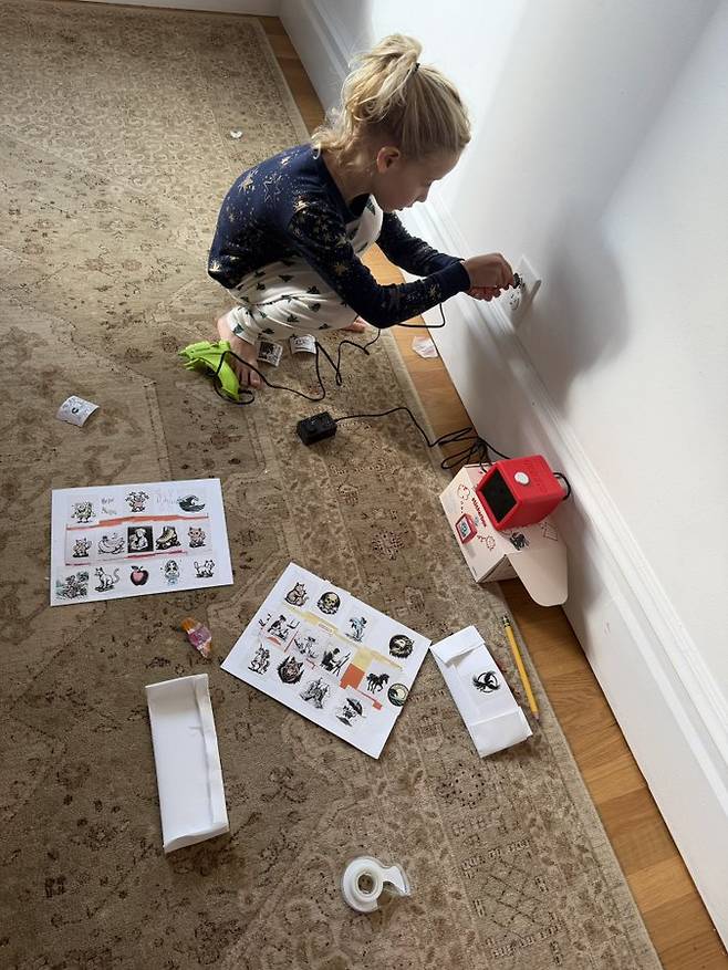 AI 음성인식 프린터기 '스티커 박스'에 투자한 엔젤 투자자 맷 브레지나의 자녀가 스티커 박스와 놀이를 하고 난 뒤의 모습./사진=엑스 갈무리(@brezina)