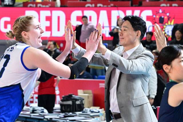 경기 후 부드러운 미소로 선수들과 하이파이브하는 현대건설 강성형 감독. / 한국배구연맹 (KOVO)