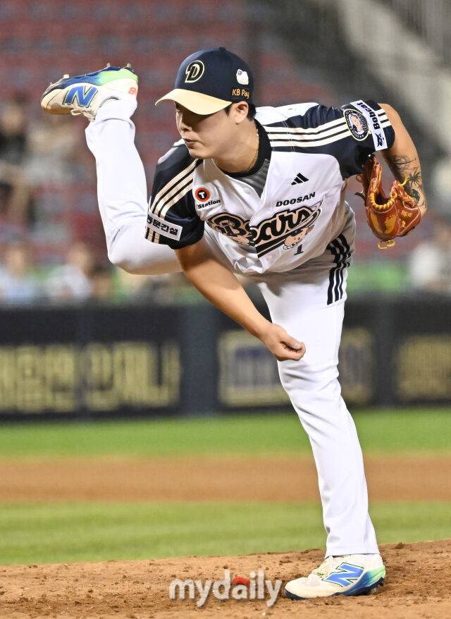 22일 오후 서울 잠실야구장에서 진행된 '2025 프로야구 KBO리그' 두산베어스와 KT위즈의 경기. 두산 박치국이 역투하고 있다./마이데일리