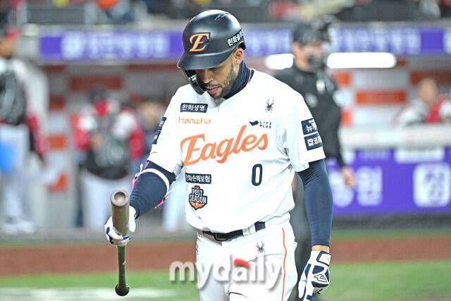 30일 대전 한화생명 볼파크 야구장에서 열린 '2025 신한 SOL 뱅크 KBO 한국시리즈 4차전' LG 트윈스와 한화 이글스 경기. 한화 리베라토가 7회말 1사 2-3루에 삼진을 당한 후 고개를 숙이고 있다./마이데일리