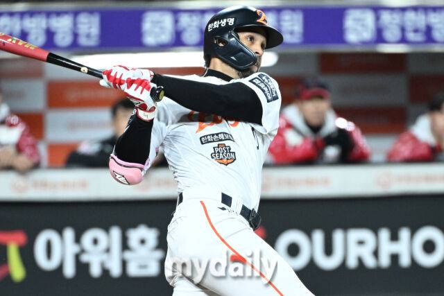 31일 대전 한화생명 볼파크 야구장에서 열린 '2025 신한 SOL 뱅크 KBO 한국시리즈 5차전' LG 트윈스와 한화 이글스 경기. 한화 리베라토가 6회말 1사에 친 뜬공을 바라보고 있다./마이데일리