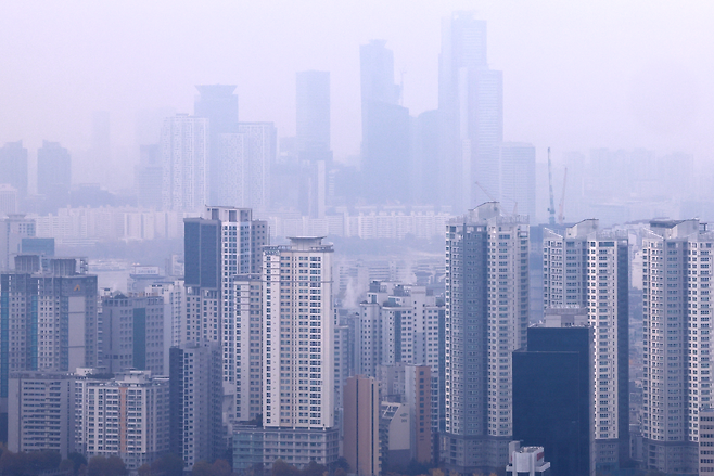 서울 남산에서 바라본 아파트 단지 모습. [연합]