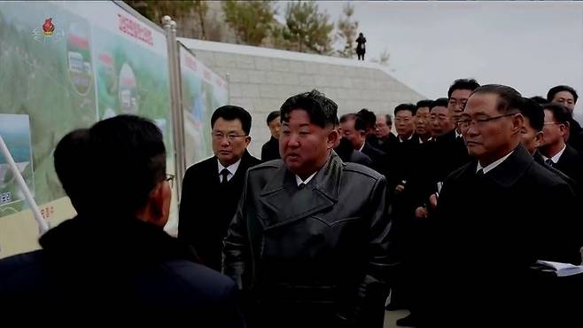 [서울=뉴시스] 김정은 북한 국무위원장이 지난 20일 강원도 회양군민발전소 준공식에 참석했다고 조선중앙TV가 21일 보도했다. (사진=조선중앙TV 캡처) 2025.11.21. photo@newsis.com *재판매 및 DB 금지