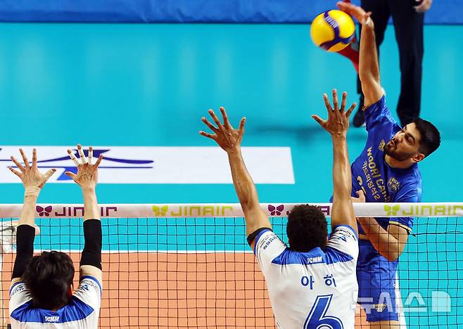 [서울=뉴시스] 박주성 기자 = 19일 서울 창충체육관에서 열린  2025~2026 진에어 V리그 남자부 우리카드와 삼성화재의 경기에서 우리카드 알리가 공격을 하고 있다. 2025.11.19. park7691@newsis.com