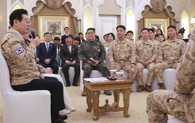 지난 19일(현지시간) 아크부대 장병들을 만나 격려하는 이재명 대통령. 연합뉴스