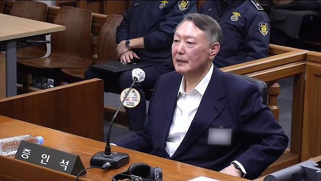 한덕수 내란 재판에 증인으로 출석한 윤석열     (서울=연합뉴스) 윤석열 전 대통령이 19일 서울 서초구 서울중앙지방법원에서 열린 한덕수 전 국무총리의 내란 재판에 증인으로 출석해 한 전 총리가 계엄 선포에 반대했다는 취지로 증언하고 있다. 2025.11.19 [서울중앙지법 제공. 재판매 및 DB 금지]     photo@yna.co.kr (끝)   <저작권자(c) 연합뉴스, 무단 전재-재배포, AI 학습 및 활용 금지> 연합뉴스