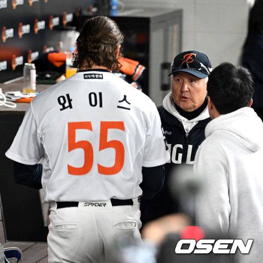 [OSEN=대전, 이대선 기자] 30일 대전 한화생명볼파크에서 2025 신한 SOL Bank KBO리그 포스트시즌 한국시리즈 4차전 한화 이글스와 LG 트윈스의 경기가 열렸다.이날 경기에 한화는 와이스를, LG는 치리노스를 선발투수로 내세웠다. 8회초 2사 2루에서 마운드를 내려온 한화 와이스가 김경문 감독과 인사를 나누고 있다. 2025.10.30 /sunday@osen.co.kr