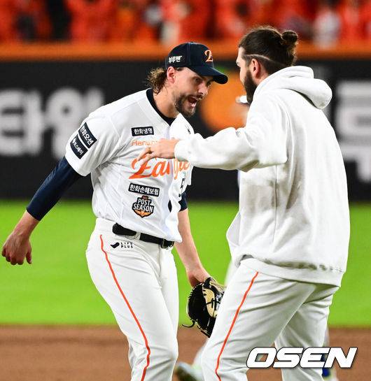 [OSEN=대전, 지형준 기자]  ハンファ・イーグルスにいよいよ勝利の時が来た。プロ野球ハンファ・イーグルスは24日、大田市ハンファ生命ボールパークで行われた2025新韓ソル銀行KBOプレーオフ第5戦(5番勝負)三星ライオンズ戦で11-2で勝利した。レギュラーシーズン２位でプレーオフに直接進出したハンファは、シリーズ成績３勝２敗で韓国シリーズへの切符を獲得した。 2006年以来、19年ぶりの韓国シリーズ進出となる。一方、NCダイノスとのワイルドカード戦(1勝1敗)、SSGランダースとのセミプレーオフ(3勝1敗)を経てプレーオフに進出した4位サムスンは、闘志あふれる名勝負にもかかわらず、2年連続の韓国シリーズ進出を阻まれた。試合後、勝利を祝うハンファ・ヴァイスとポンセ。 2025.10.24 /jpnews@osen.co.kr