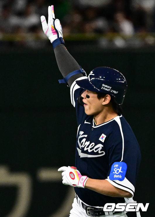 [OSEN=도쿄(일본), 조은정 기자] 한국 야구 대표팀이 한일전 첫 번째 경기에서 뼈아픈 역전패를 허용했다. 2023년 WBC(월드베이스볼클래식)에 이어서 또 한 번 마운드의 차이를 여실히 느꼈다.한국은 15일 일본 도쿄도 도쿄돔에서 열린 ‘2025 NAVER K-BASEBALL SERIES’ 일본과의 1차전에서 4-11&nbsp;역전패를 당했다. 이날 패배로 한국은 성인 대표팀 경기에서 2015년 프리미어12 준결승 4-3 승리 이후&nbsp;일본에 10연패(아시안게임 제외)를 당하고 말았다.4회초 무사에서 대한민국 송성문이 안현민의 선제 투런포에 이어 백투백 우월 솔로포를 날린 뒤 베이스를 돌고 있다. 2025.11.15 /cej@osen.co.kr