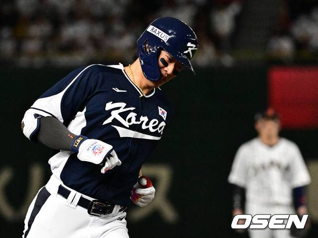 [OSEN=도쿄(일본), 조은정 기자] 한국 야구 대표팀이 한일전 첫 번째 경기에서 뼈아픈 역전패를 허용했다. 2023년 WBC(월드베이스볼클래식)에 이어서 또 한 번 마운드의 차이를 여실히 느꼈다.한국은 15일 일본 도쿄도 도쿄돔에서 열린 ‘2025 NAVER K-BASEBALL SERIES’ 일본과의 1차전에서 4-11&nbsp;역전패를 당했다. 이날 패배로 한국은 성인 대표팀 경기에서 2015년 프리미어12 준결승 4-3 승리 이후&nbsp;일본에 10연패(아시안게임 제외)를 당하고 말았다.4회초 무사에서 대한민국 송성문이 안현민의 선제 투런포에 이어 백투백 우월 솔로포를 날린 뒤 베이스를 돌고 있다. 2025.11.15. /cej@osen.co.kr