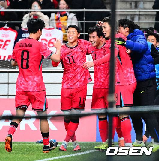 [OSEN=서울월드컵경기장, 지형준 기자] 홍명보 감독이 이끄는 대한민국 축구대표팀이 18일 오후 서울월드컵경기장에서 아프리카 강호 가나와 평가전을 가졌다.홍명보호의 2025년의 끝을 장식할 경기다. 내달 2026 국제축구연맹(FIFA) 북중미 월드컵 조 추첨을 앞두고 열리는 마지막 평가전이기도 하다. 현재 한국은 가나전 결과와 상관없이 사실상 월드컵 포트 2가 확정된 상태다. 아프리카 예선을 뚫고 북중미행에 성공한&nbsp;가나는 FIFA 랭킹 73위다.&nbsp;22위 한국보다는 51계단&nbsp;낮다. 하지만 통산 전적에서 4승 3패로 한국보다 우위다.&nbsp;후반 대한민국 이태석이 선제골을 성공시키며 동료선수들과 기뻐하고 있다. 2025.11.18 /jpnews@osen.co.kr