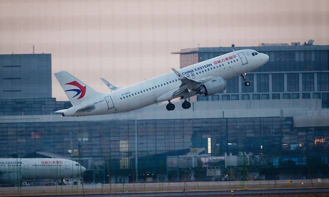 중국 상하이 훙차오공항에서 이륙하는 항공기. EPA연합뉴스