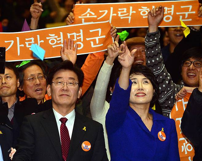 2017년 1월 15일 이재명 당시 성남시장이 광주 서구 김대중컨벤션센터에서 열린 지지 모임 ‘손가락혁명군 출정식’에 참석해 종이비행기를 날리고 있다. 뉴시스