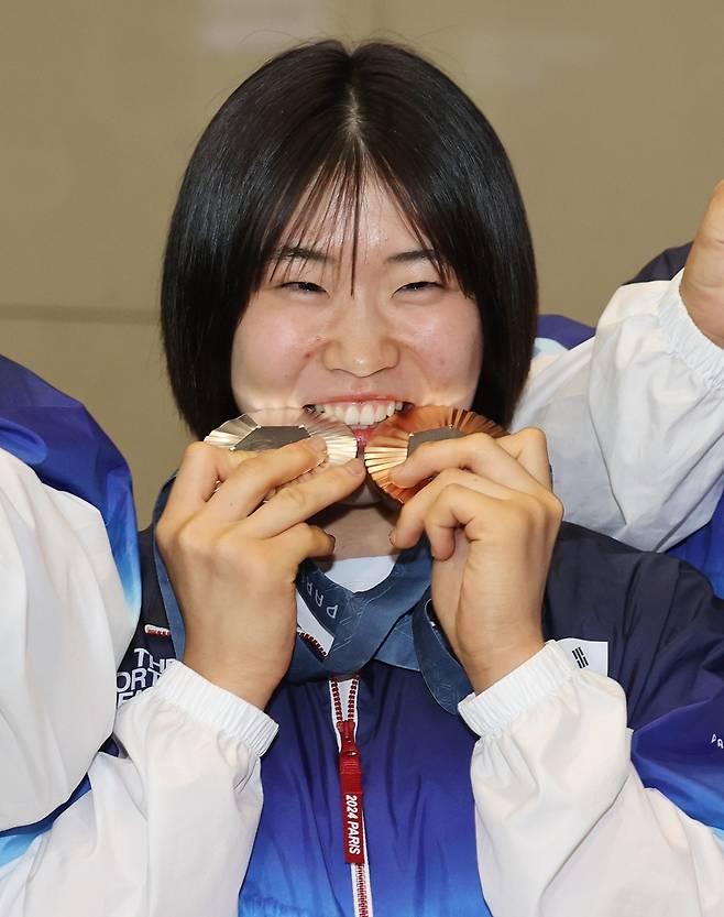 ▲ 허미미의 투지가 경기의 흐름을 완전히 바꿨다. 연장 초반부터 카르나를 몰아붙인 허미미는 마침내 상대를 완벽하게 넘어뜨리는 결정적인 기술을 성공시켰고, 이어진 누르기로 승부에 쐐기를 박았다. ⓒ연합뉴스