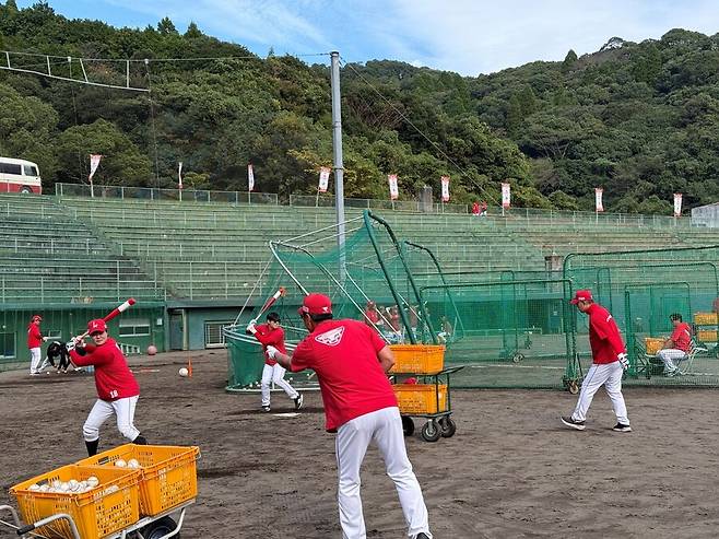 ▲ 이숭용 1군 감독과 박정권 2군 감독 모두 선수들의 훈련을 도우며 1,2군 선수들의 기량을 파악하고 명확한 육성 방향을 그렸다 ⓒSSG랜더스