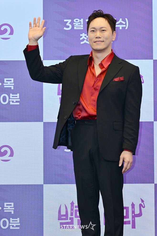 배우 송진우가 12일 서울 상암동 스탠포드 호텔에서 진행된 KBS 2TV 시트콤 '빌런의 나라' 제작발표회에 참석해 포즈를 취하고 있다. /사진제공=KBS 2025.03.12 /사진=이동훈 photoguy@