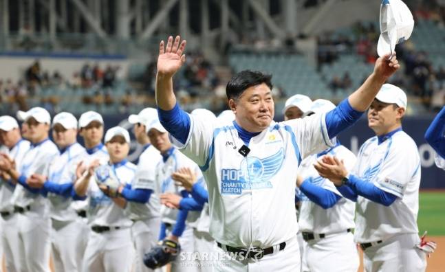 양준혁 이사장이 29일 희망더하기 자선야구대회를 앞두고 관중들께 인사를 하고 있다. /사진=김진경 대기자