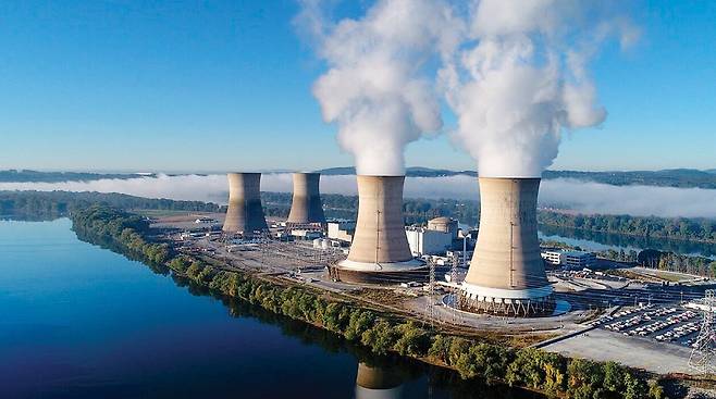 미국 스리마일섬 원전 1호기가 2019년 가동 중단되기 전 모습. 콘스텔레이션에너지는 스리마일섬 원전 1호기를 2027년까지 재가동해 마이크로소프트(MS)에 20년간 전력을 판매할 예정이다. 콘스텔레이션에너지 제공&nbsp;