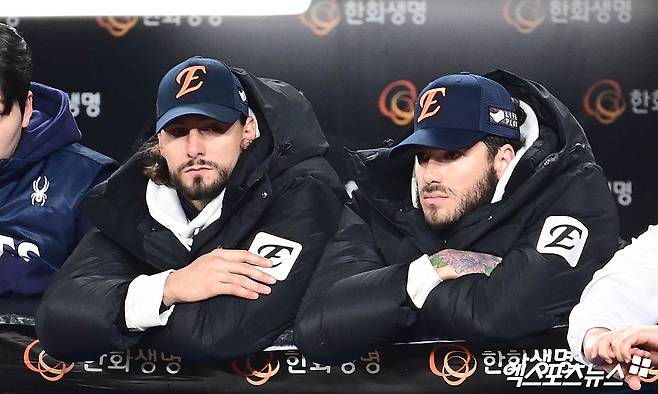 31일 오후 대전한화생명볼파크에서 열린 '2025 신한 SOL Bank KBO 한국시리즈' LG 트윈스와 한화 이글스의 경기, 8회말 1:3으로 한화가 뒤진 가운데 와이스와 폰세가 더그아웃서 경기를 지켜보고 있다. 엑스포츠뉴스DB